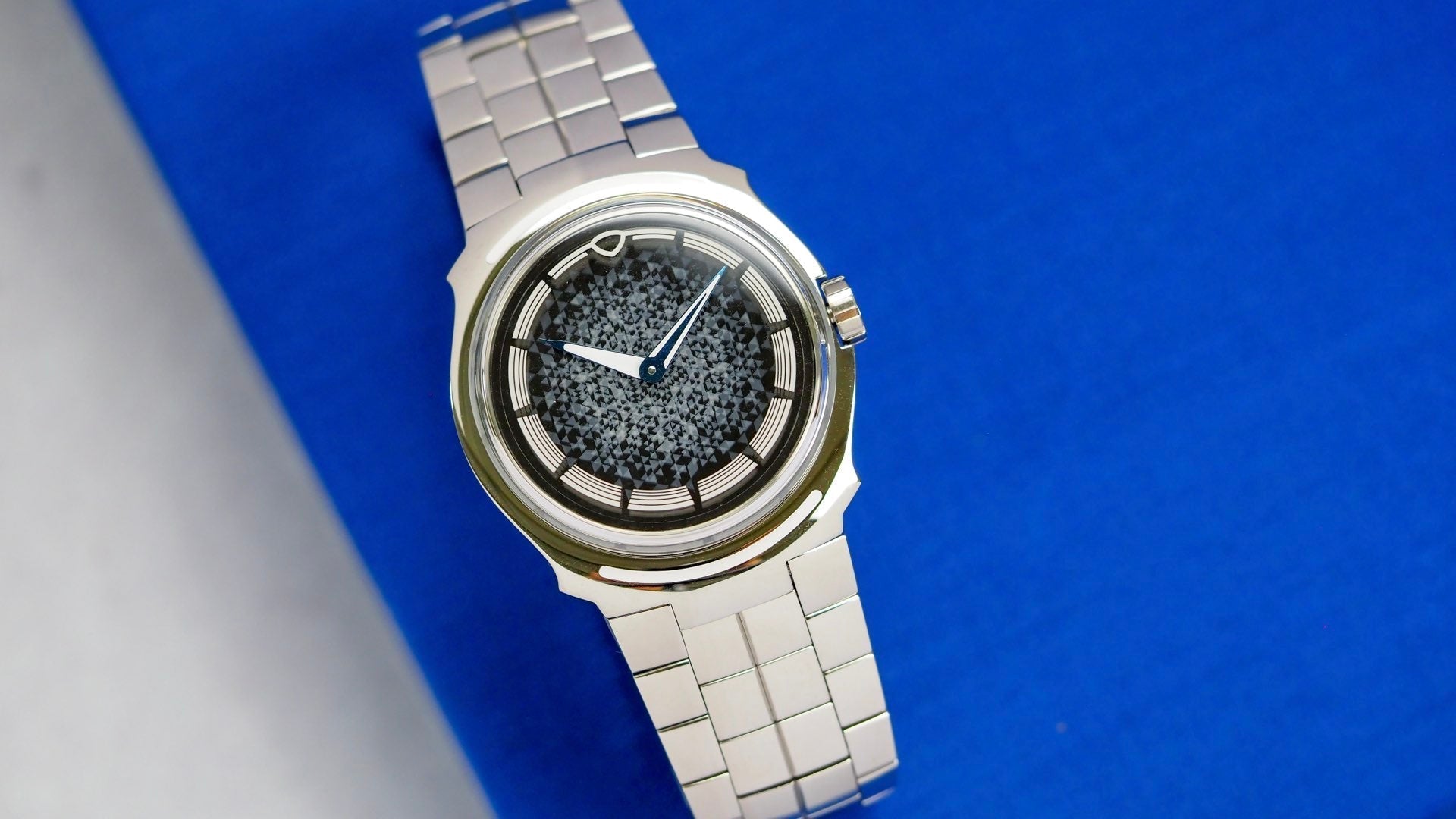 Hands-on with the MING 56.00 Starfield – Stainless Steel